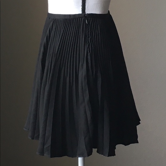 *SOLD* Size 8 French Connection Pleated Skirt - Picture 3 of 7